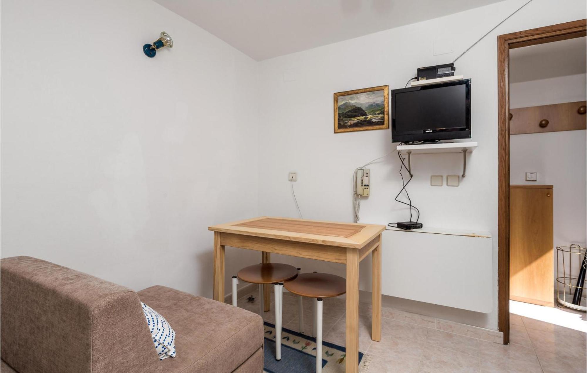 Lovely Apartment In Veli Losinj With Kitchen ภายนอก รูปภาพ