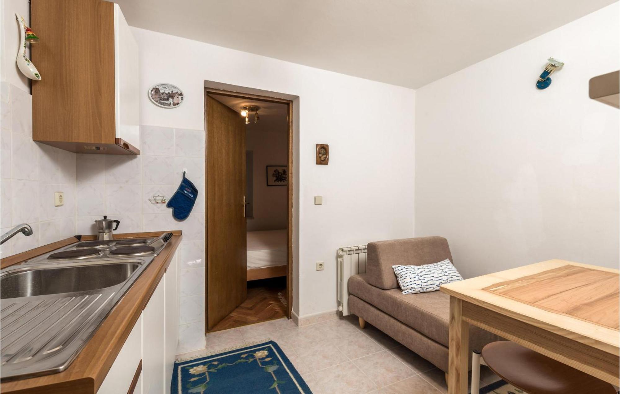 Lovely Apartment In Veli Losinj With Kitchen ภายนอก รูปภาพ