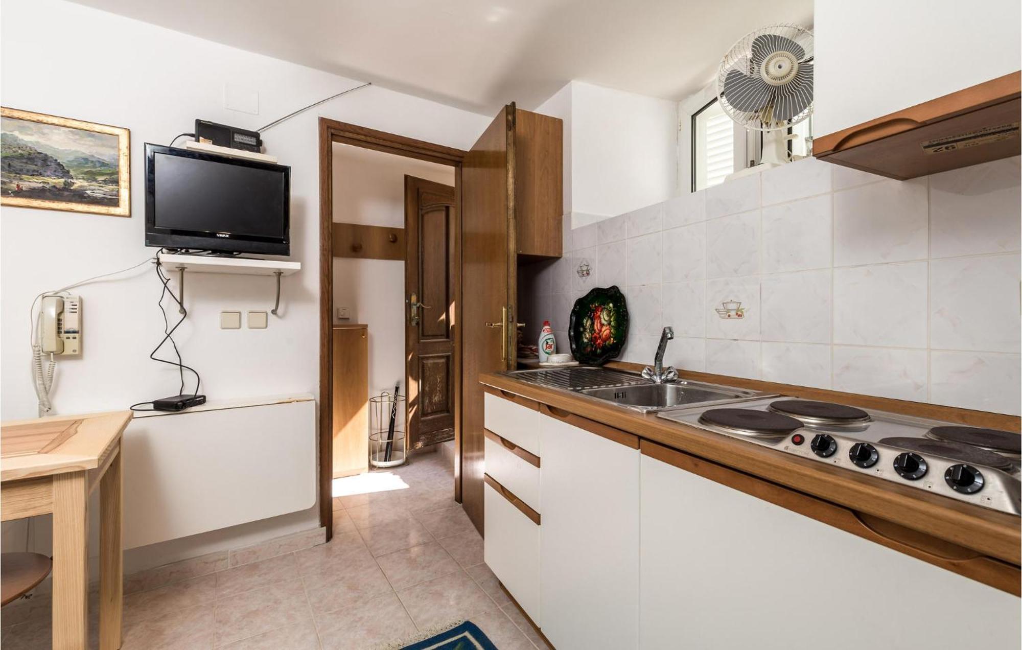 Lovely Apartment In Veli Losinj With Kitchen ภายนอก รูปภาพ