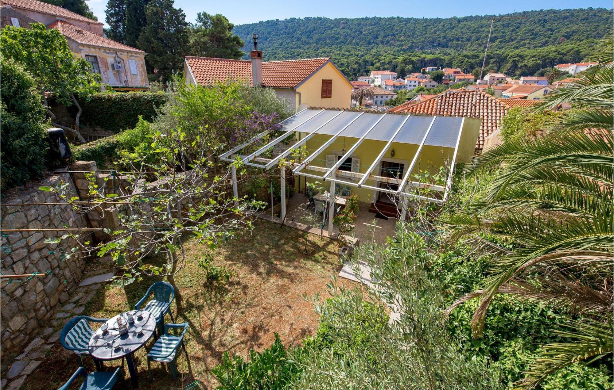 Lovely Apartment In Veli Losinj With Kitchen ภายนอก รูปภาพ