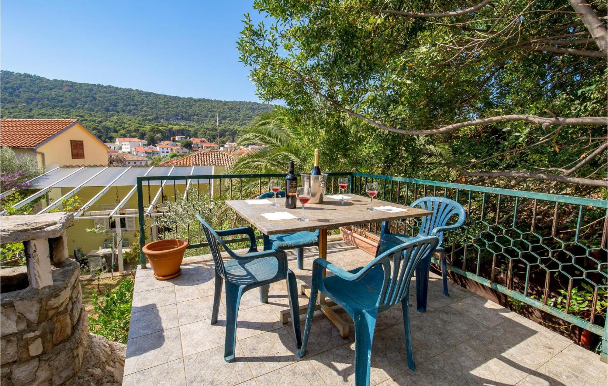 Lovely Apartment In Veli Losinj With Kitchen ภายนอก รูปภาพ