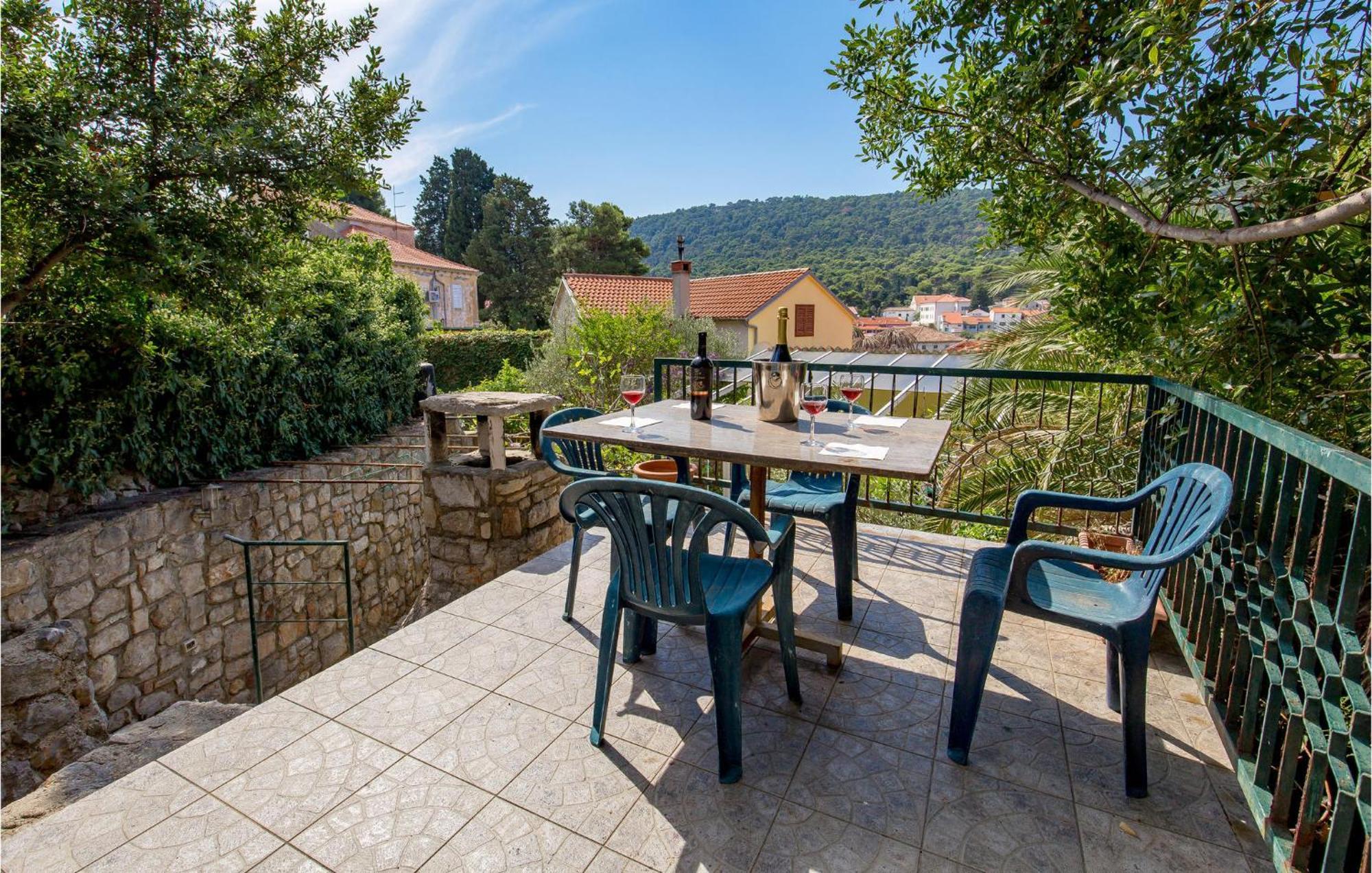 Lovely Apartment In Veli Losinj With Kitchen ภายนอก รูปภาพ