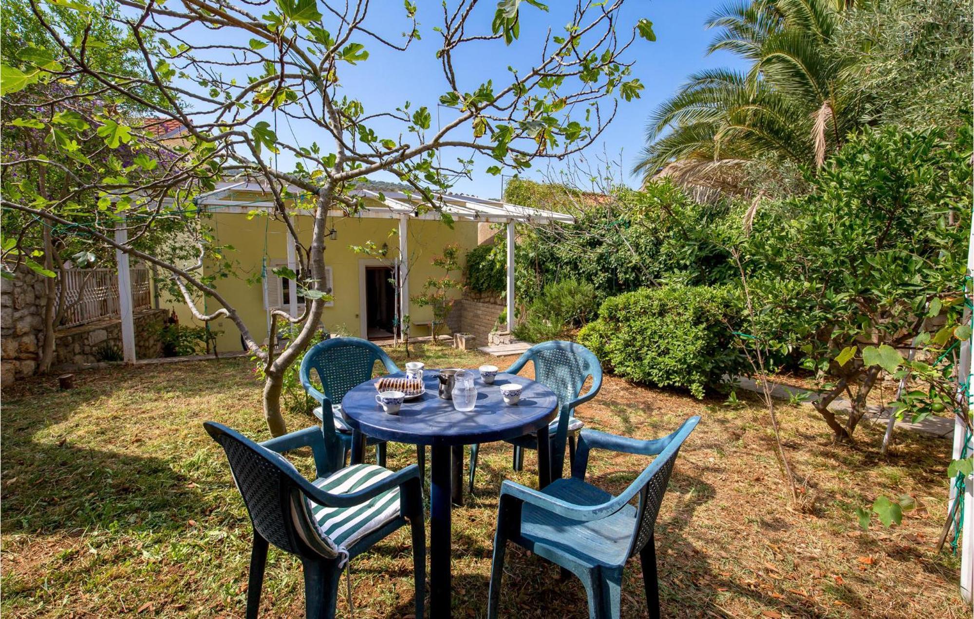 Lovely Apartment In Veli Losinj With Kitchen ภายนอก รูปภาพ