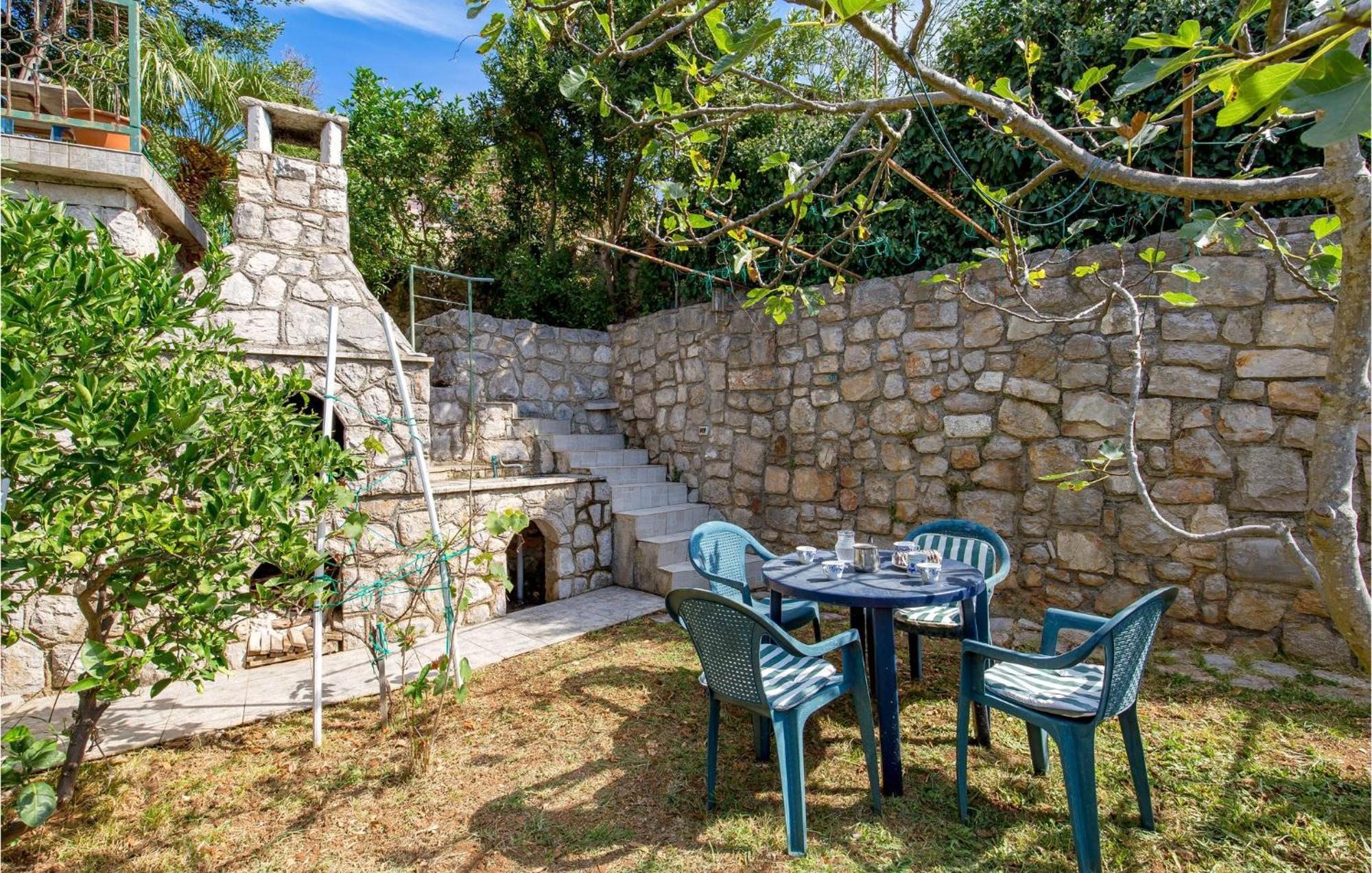 Lovely Apartment In Veli Losinj With Kitchen ภายนอก รูปภาพ